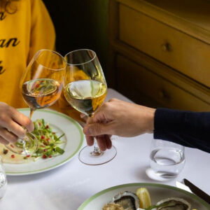Μιλάνο 2023: Ένα ταξίδι μέσα από χάρτινα πιάτα και ποτήρια κρασιού