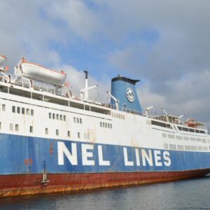 ΟΛΕ: Απομακρύνθηκε το 13ο επικίνδυνο-επιβλαβές πλοίο από την Ελευσίνα