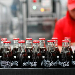 Coca-Cola: Καλύπτει τις απώλειες από τον πόλεμο στην Ουκρανία μέσα στο 2023 και αυξάνεται με διψήφιους αριθμούς