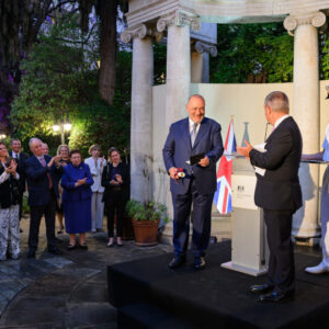 Απονομή του τίτλου ΟΒΕ του Τάγματος της Βρετανικής Αυτοκρατορίας στον Δημ. Δασκαλόπουλο