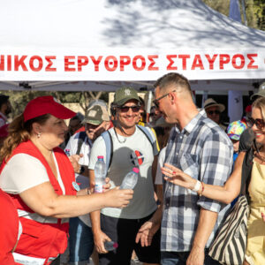 Ε.Ε.Σ: Δράση υποστήριξης προς τους επισκέπτες της Ακρόπολης - Διανεμήθηκαν 5.000 μπουκάλια νερό