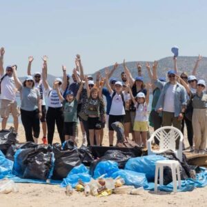 Εθελοντικός καθαρισμός παραλίας από τους εργαζομένους της Intrum Hellas