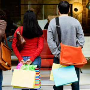 ΙΕΛΚΑ: Το 83% των καταναλωτών αναβάλλουν προσωπικές αγορές ή στρέφονται σε οικονομικότερες εναλλακτικές