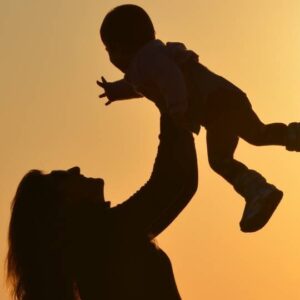Μητρότητα και ηγεσία: Οι μητέρες ξέρουν να ηγούνται από… κούνια
