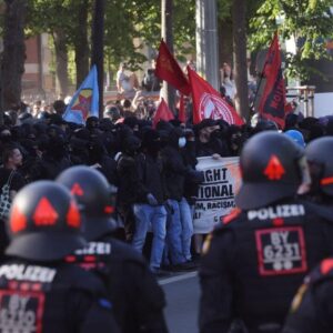 Allianz: Κίνδυνος πολιτικής βίας από τις πολλαπλές εκλογές - προβληματισμός στις επιχειρήσεις