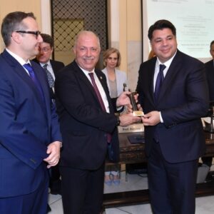 Απονομή του βραβείου «Προμηθέας» στον πρέσβη των ΗΠΑ στην Ελλάδα, George Tsunis
