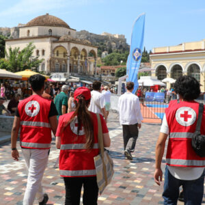 Ελληνικός Ερυθρός Σταυρός: έκτακτη δράση στήριξης αστέγων στο κέντρο της Αθήνας λόγω καύσωνα