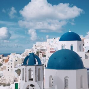 VIP Santorini: Δέσμευση για βιώσιμο τουρισμό με αύξηση των ηλεκτρικών οχημάτων