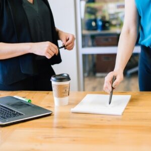 3 κλισέ φράσεις που λες στα meetings και ακούγονται τελείως λάθος