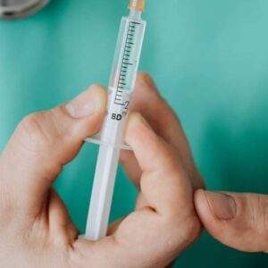 Pfizer και BioNTech ξεκινούν μελέτη για εμβόλιο που στοχεύει την όμικρον