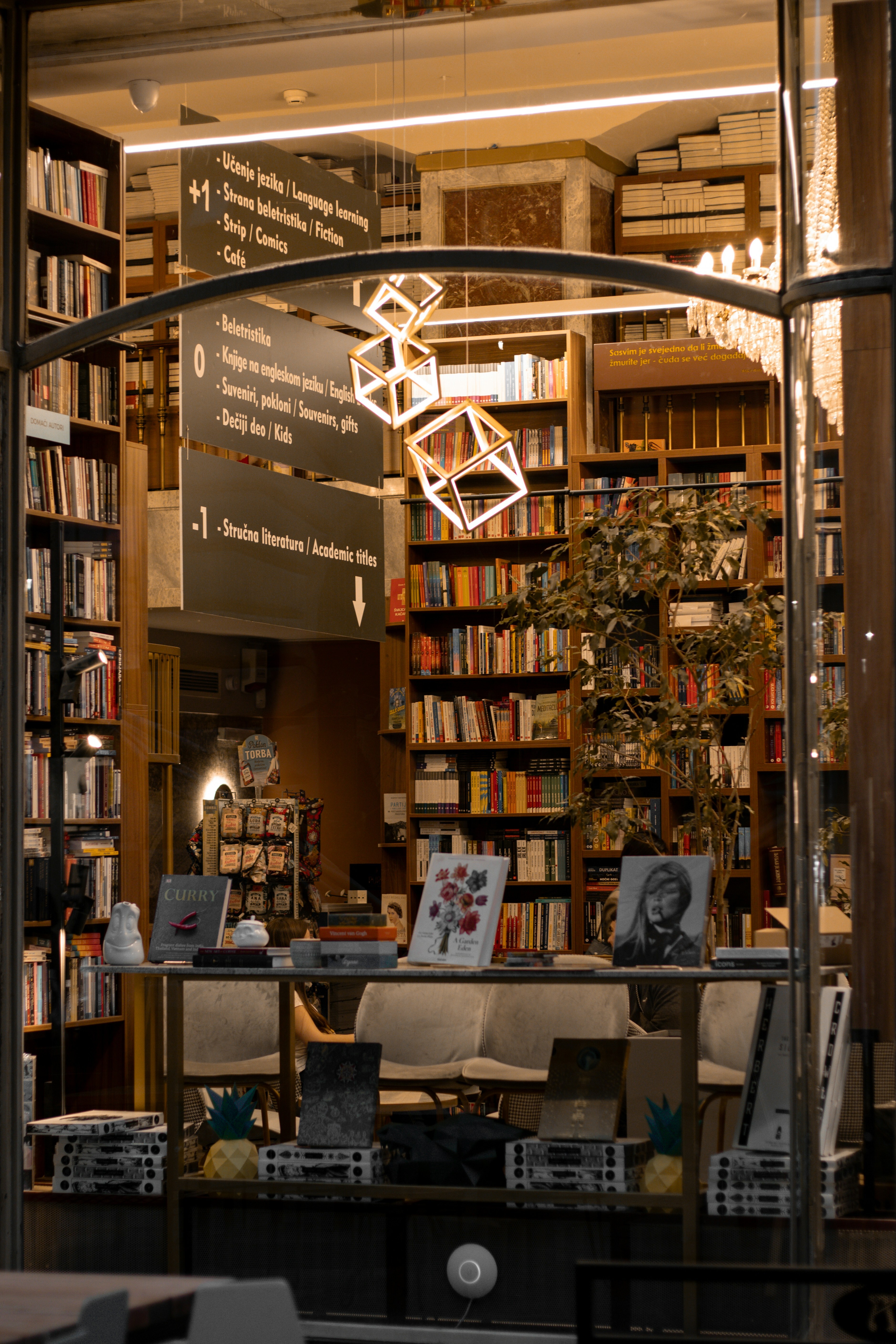 viktoriia-kondratiuk-books.jpg?mtime=20250822130748#asset:561930