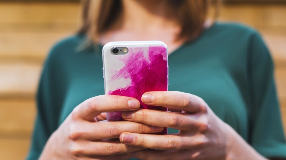 woman-using-pink-smart-phone-1.jpg?mtime=20191214123508#asset:157198