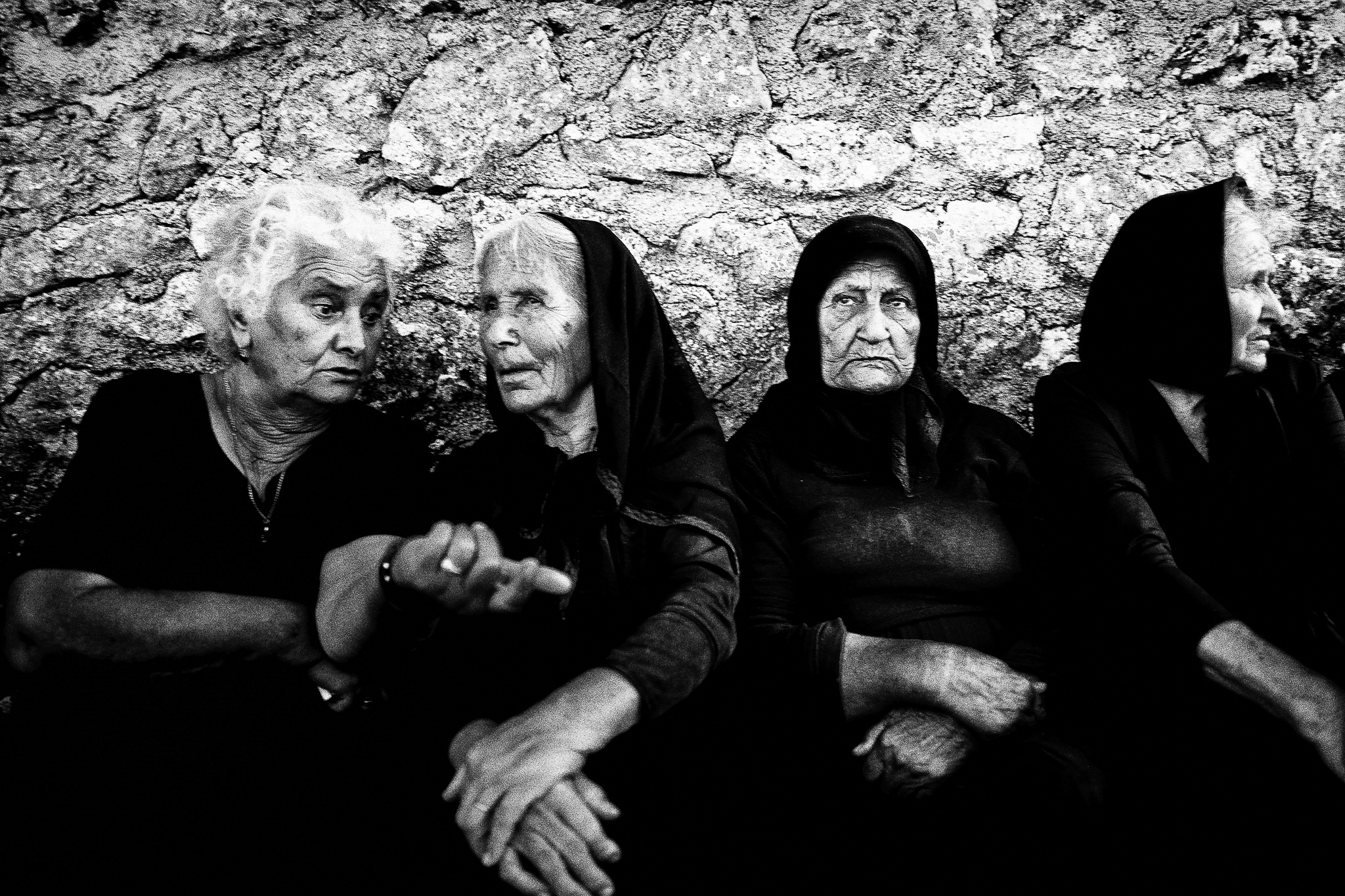 Γυναίκες-συζητούν-στο-χωριό-Εγκλουβή-της-Λευκάδας.jpg?mtime=20220915111918#asset:371644