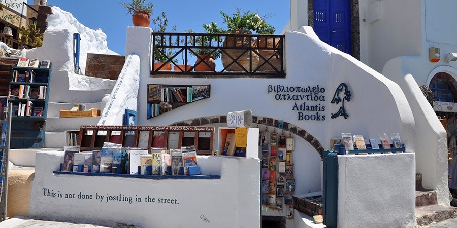 Όσοι αγαπούν τα βιβλία επισκέπτονται το βιβλιοπωλείο "Ατλαντίς"