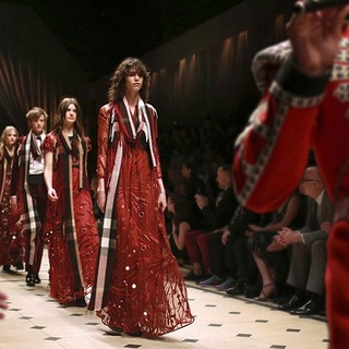 Burberry: Άμεση πρόσβαση στην πασαρέλα μέσω Live Shopping