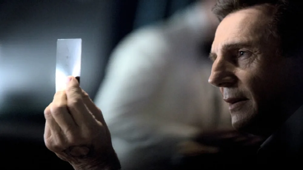 Ο Liam Neeson μεταφέρει την τεχνολογία της OLED TV από το μέλλον στο παρόν