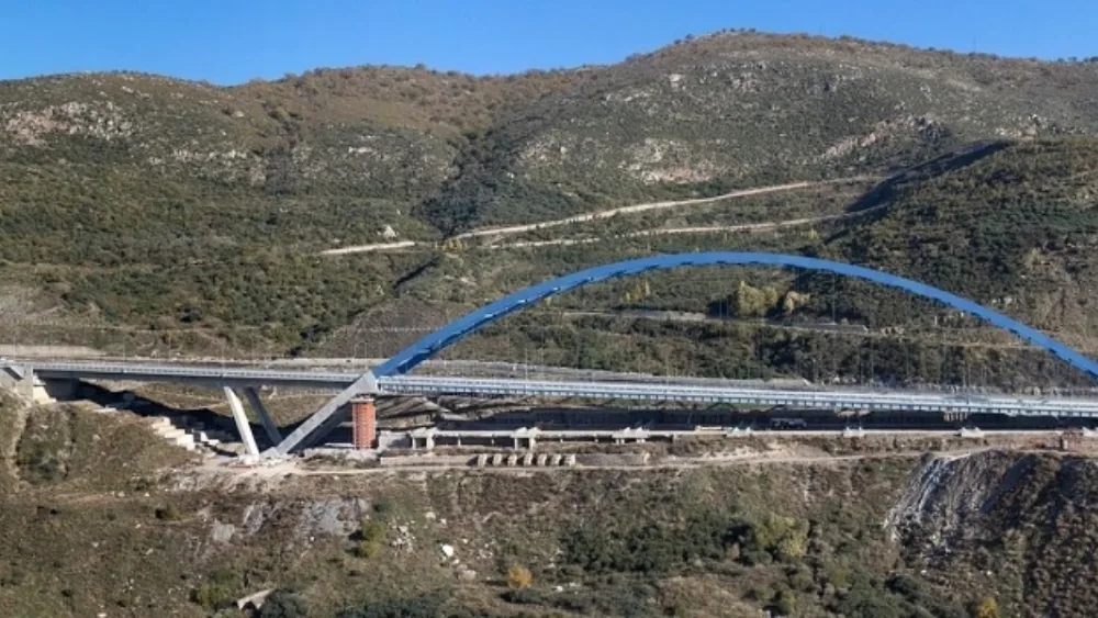 Παρατείνονται μέχρι 31/1/2016 οι εργασίες σύνδεσης της γέφυρας Τσακώνας με τον αυτοκινητόδρομο