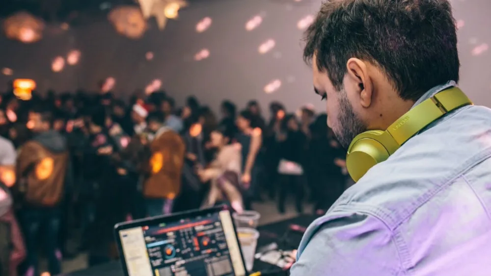 Τα ακουστικά κεφαλής h.ear on της Sony «έδωσαν χρώμα» στο χριστουγεννιάτικο πάρτυ του En Lefko 87.7