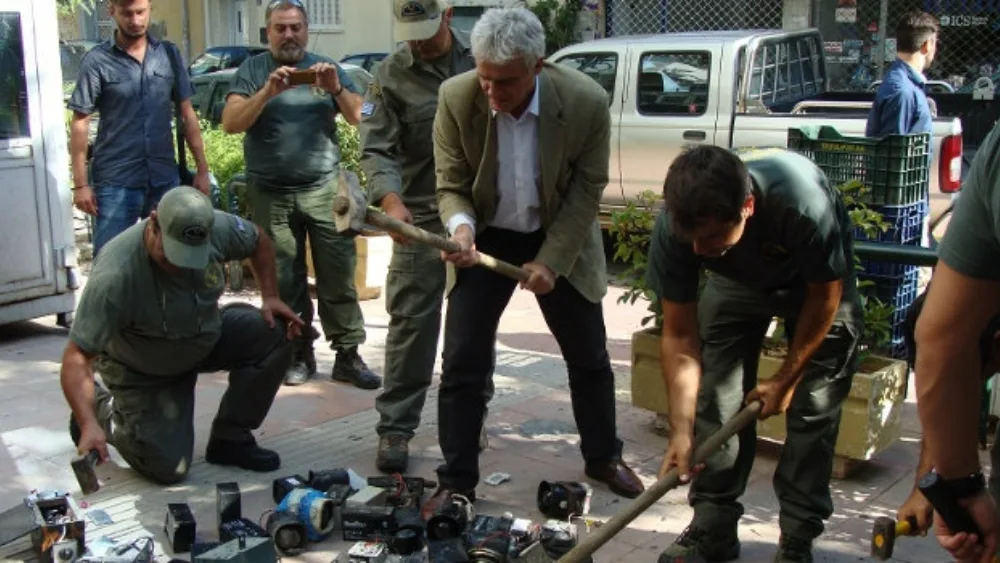 Συμβολική καταστροφή παράνομου κυνηγετικού εξοπλισμού έξω από το κτίριο του ΥΠΑΠΕΝ