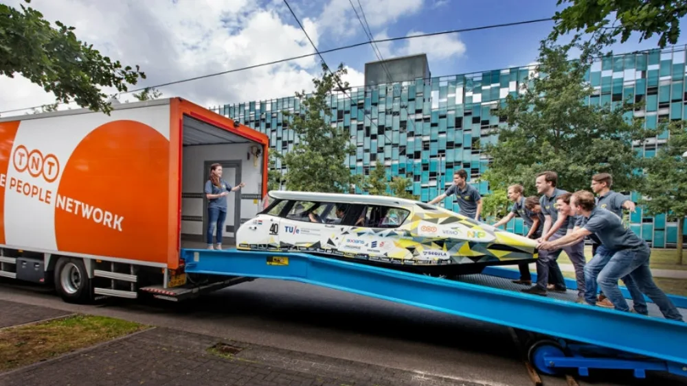 Η TNT παραδίδει ηλεκτρικό όχημα στην Αυστραλία λίγο πριν τη διοργάνωση του «World Solar Challenge»