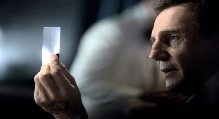 Ο Liam Neeson μεταφέρει την τεχνολογία της OLED TV από το μέλλον στο παρόν