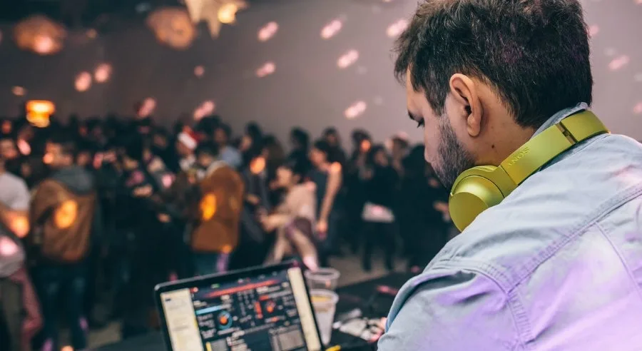 Τα ακουστικά κεφαλής h.ear on της Sony «έδωσαν χρώμα» στο χριστουγεννιάτικο πάρτυ του En Lefko 87.7