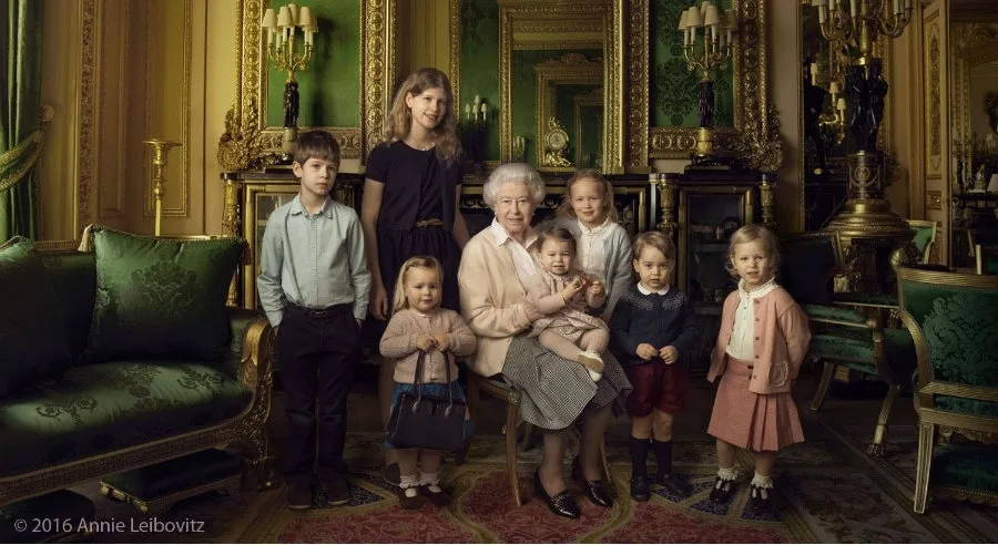 Μισθός 63.000 ευρώ για να διαχειρίζεστε τα social media της Βασιλικής Οικογένειας