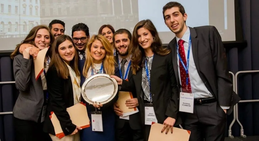 Πέντε φοιτητές του DEREE στην ομάδα της Νομικής Σχολής του ΕΚΠΑ