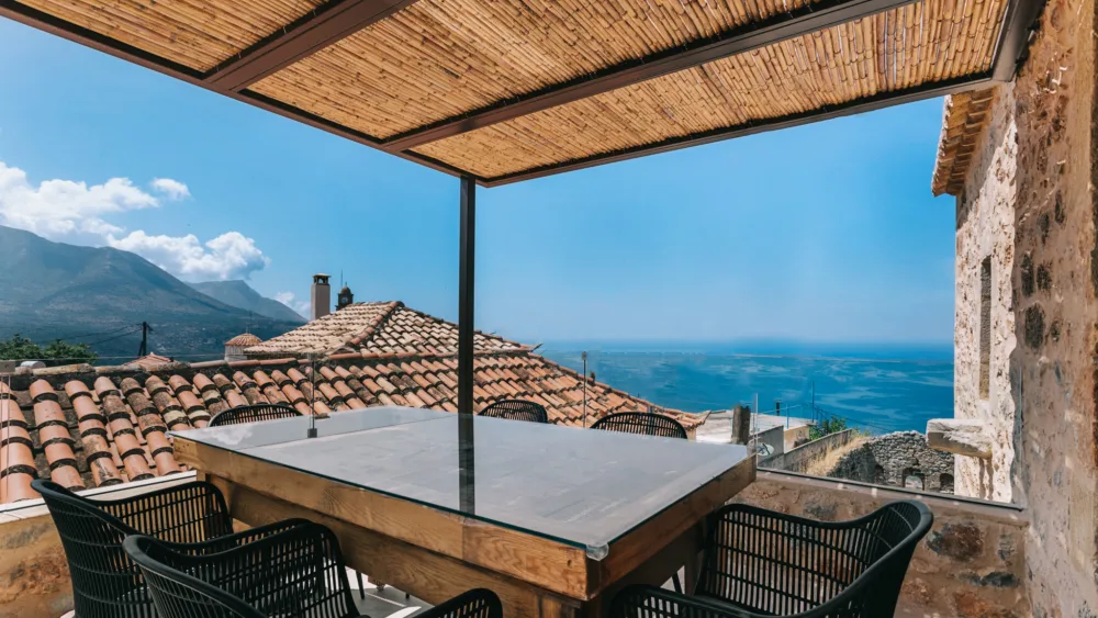 Έναν ακόμα παραδοσιακό πύργο στη Μάνη αποκτούν τα Aria Hotels