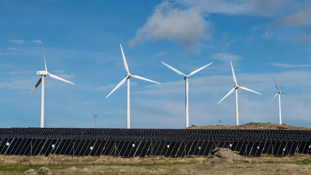 EDP Renewables: Συνδέει στο δίκτυο το πρώτο αιολικό-ηλιακό υβριδικό έργο της Ισπανίας