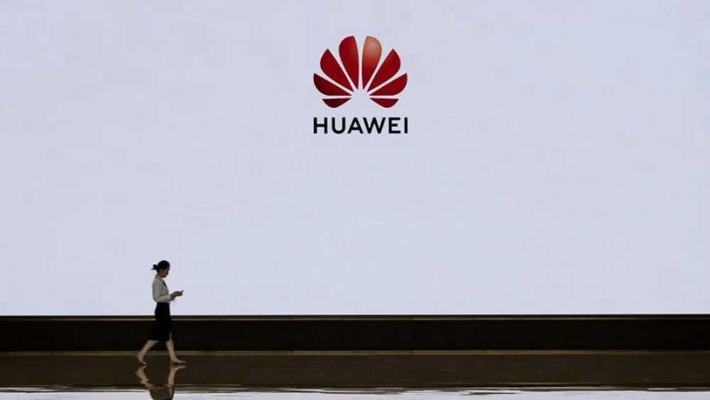 Το πρώτο τρίπτυχο smartphone παρουσίασε η Huawei, ενώ ανακοίνωσε τρία ακόμα προϊόντα