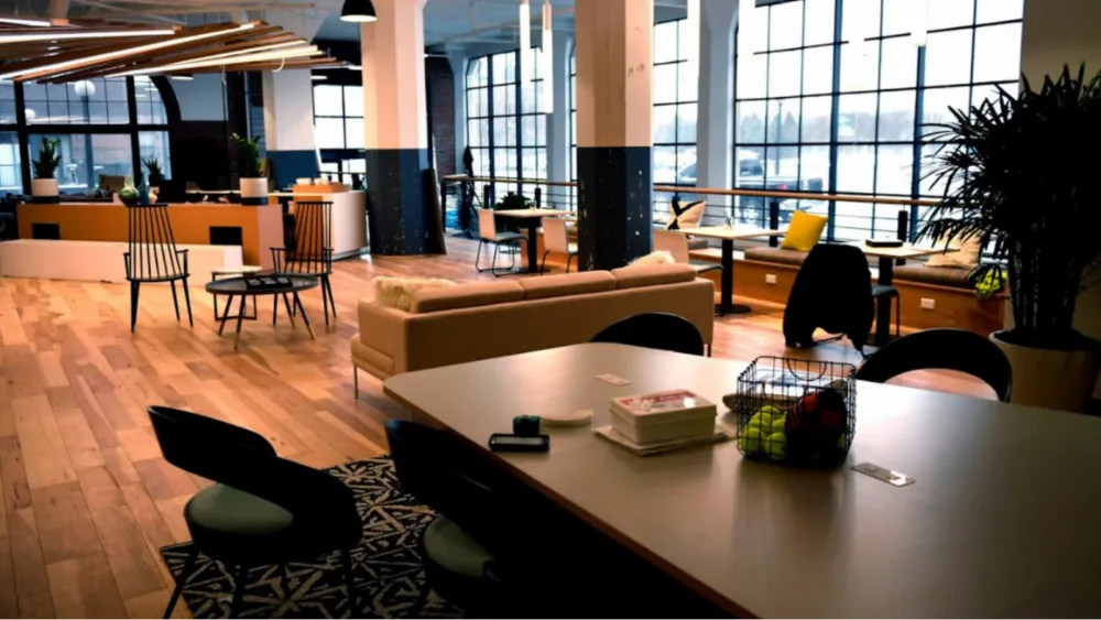 Έρευνα IWG: Η υβριδική εργασία μειώνει το άγχος των γονιών για τη φροντίδα των παιδιών το καλοκαίρι