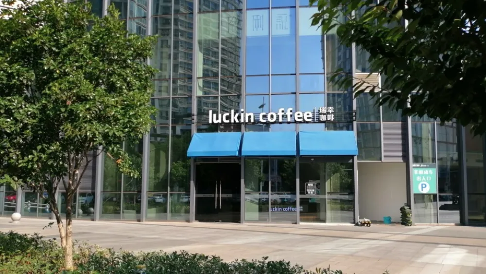 Η Luckin Coffee επεκτείνεται στους αυτόματους πωλητές, στη «σκιά» της Starbucks