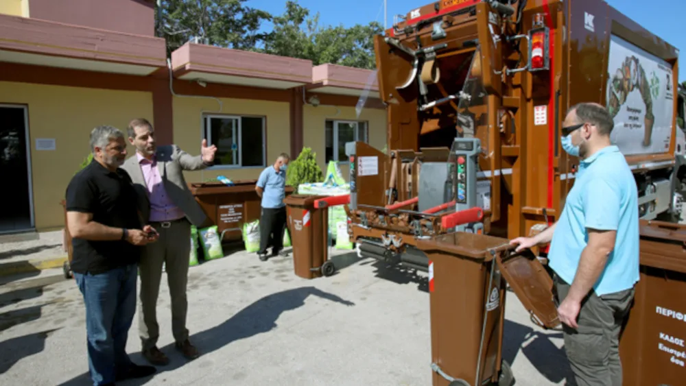 Περιφέρεια Αττικής: Παράδοση εξοπλισμού συλλογής βιοαποβλήτων στον Δήμο Αλίμου