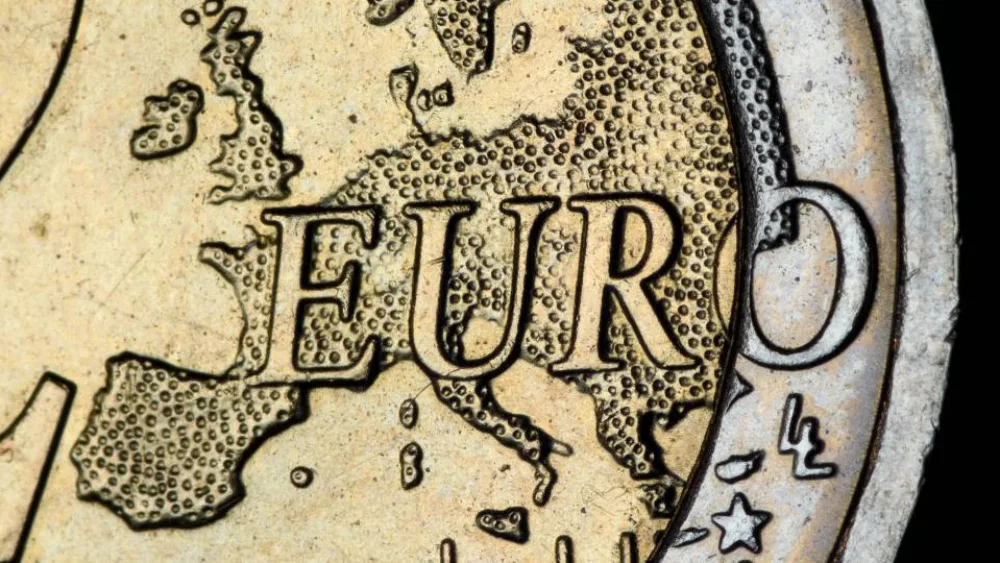 20 χρόνια ευρώ: Από το Μάαστριχτ στον Σημίτη, τις κρίσεις και το ψηφιακό ευρώ