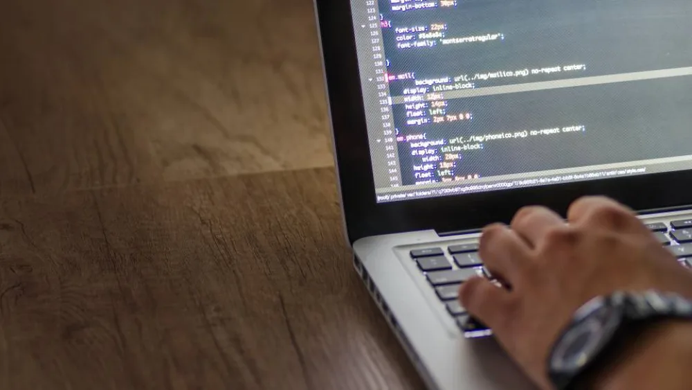 ​Έχουμε εξαιρετικούς ειδικούς στις ΤΠΕ, με χαμηλή απορρόφηση από την αγορά