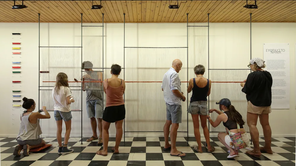 Κυθηραϊκά υφαντά: Το «Εύθραυστο Νήμα» με το παρελθόν [Έκθεση]