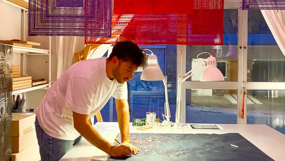 Paper Love: Μια έκθεση για όσα δεν παρατηρούμε