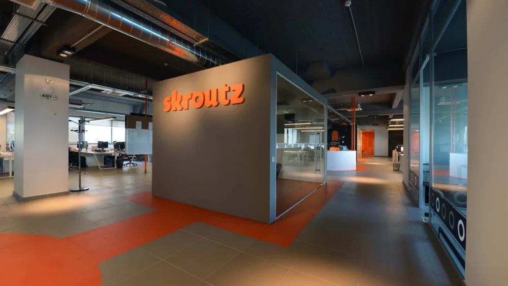 Skroutz: Προσφέρει έως και 50% εκπτώσεις σε χιλιάδες προϊόντα μόδας