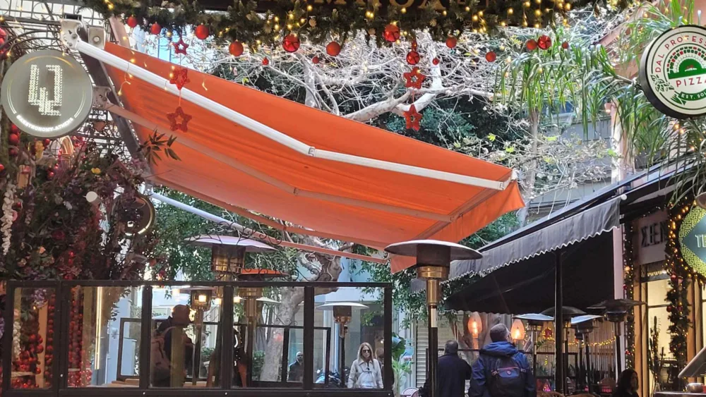 Στοά Μπολάνη: Ο μικρόκοσμος ενός στολισμένου γιορτινά περάσματος