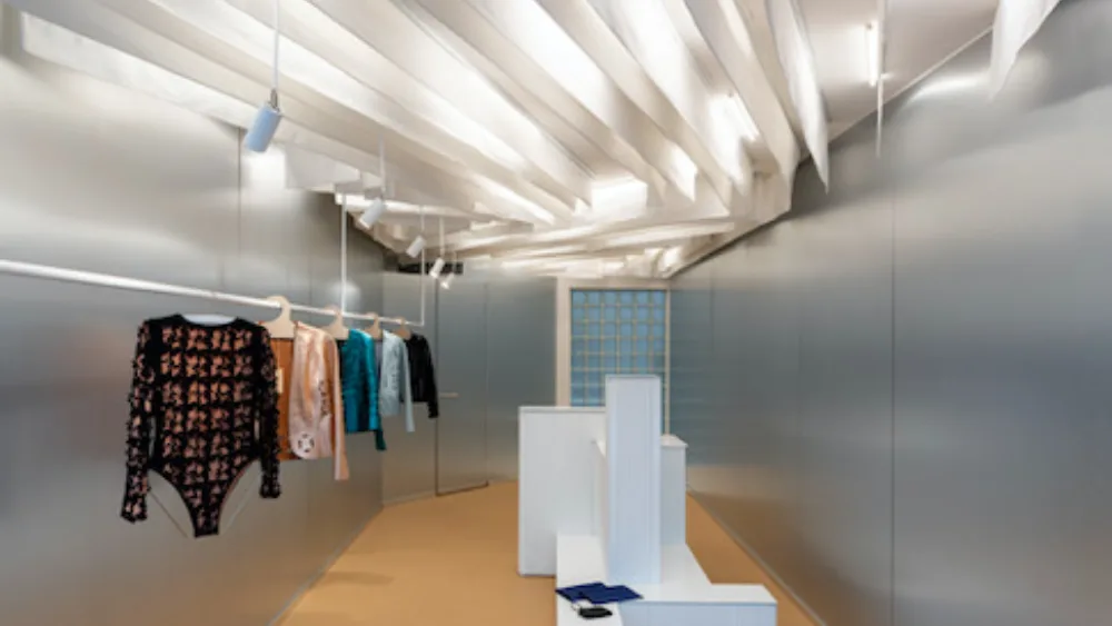 Myrto Dramountani: Μια επίσκεψη στο νέο flagship store της οδού Τσακάλωφ