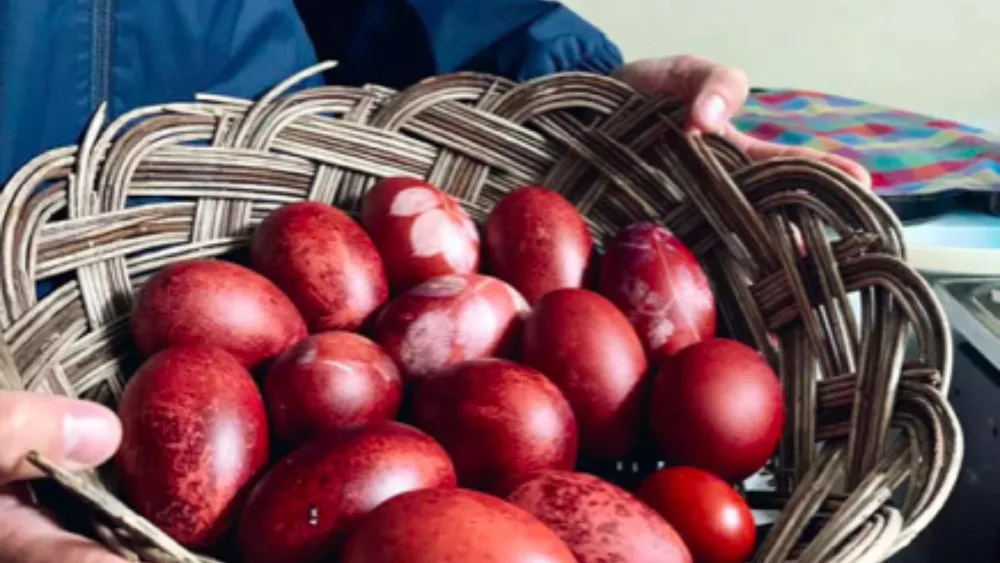 Βάφουμε τα πασχαλινά αυγά με τρόπους φυσικούς