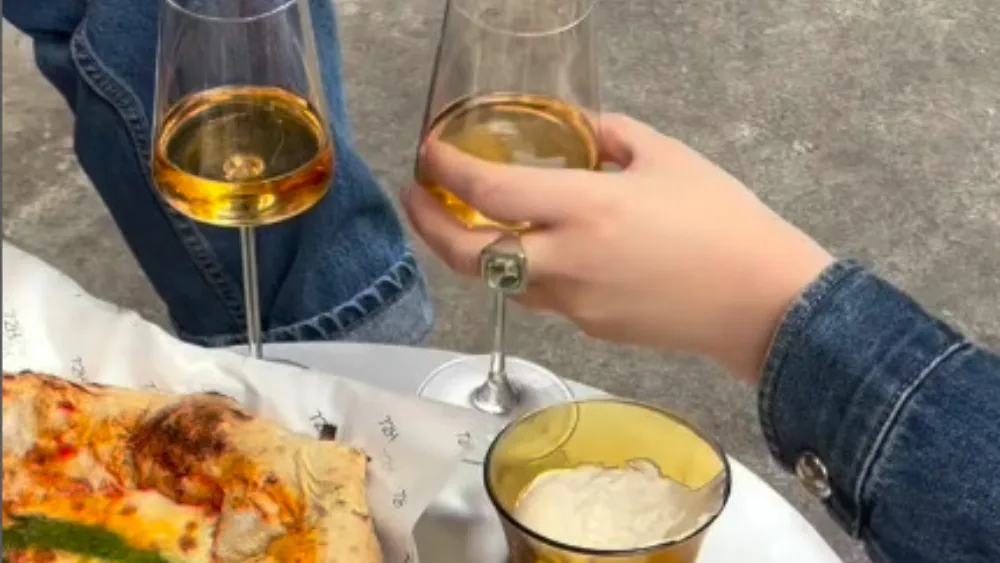 To Σαββατοκύριακο βγαίνουμε για πίτσα και κρασάκι στην Αθήνα