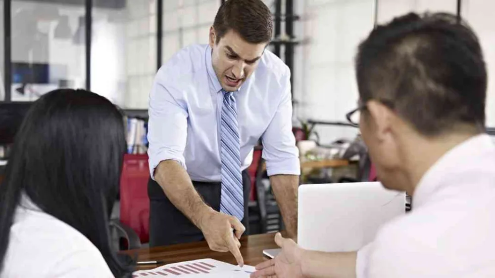 Από Φίλος σε Προϊστάμενος: Η Σιωπηλή Μετάβαση που Κανείς Δεν Σου Εξήγησε