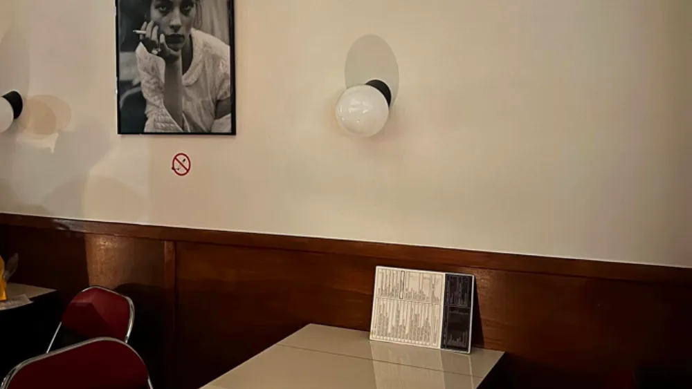 Αναζητώντας τη ζεστή ατμόσφαιρα στα εστιατόρια της Αθήνας