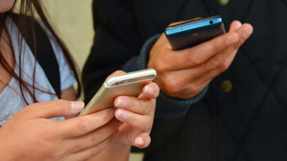 Οι Έλληνες συμβαδίζουν απόλυτα με την εποχή - Η ψηφιακή παρουσία τους, οι online αγορές, τα social media και το... stalking