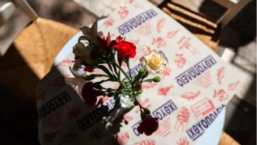 Για φαγητό στα τραπεζάκια έξω στους πεζόδρομους της Αθήνας