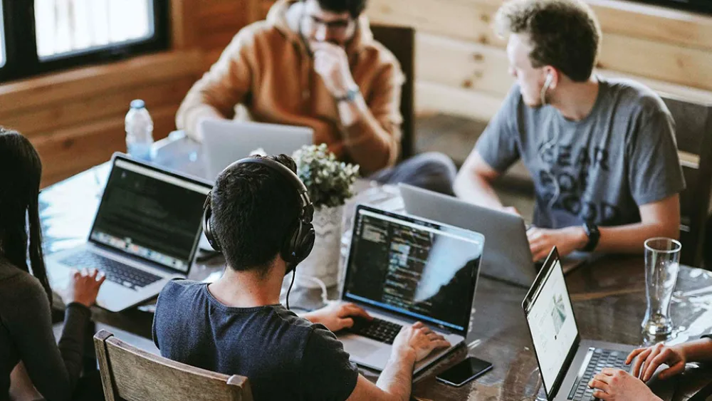 Micro‑credentials & AI: Πώς οι σύντομες σπουδές κερδίζουν τη νέα αγορά εργασίας