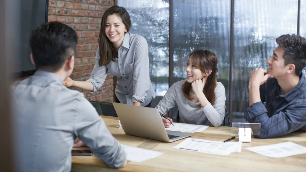 Μεγαλύτερο εισόδημα απολαμβάνουν 3 στα 5 στελέχη που επιλέγουν εργασία στο εξωτερικό