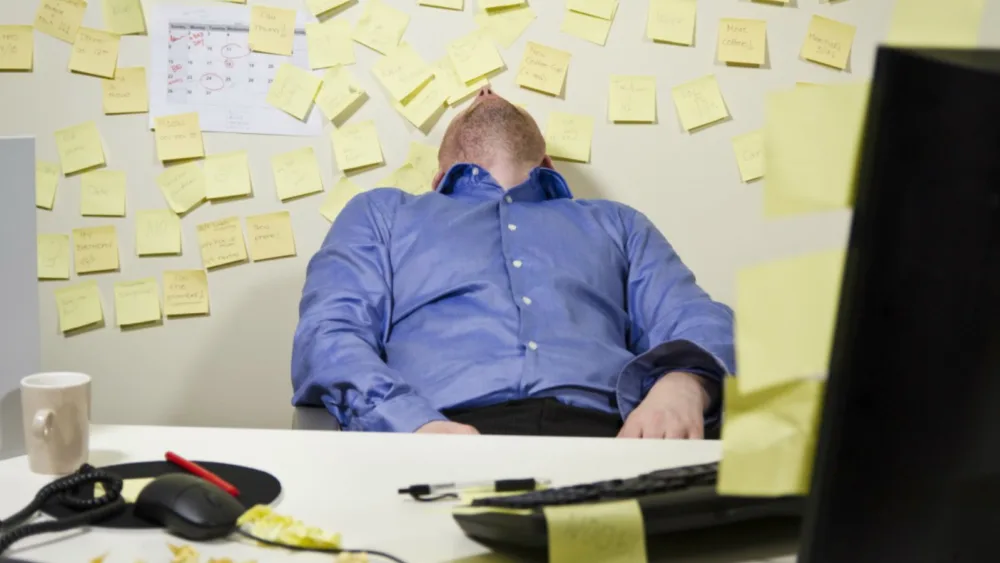 Πώς να γυρίσεις στη δουλειά μετά τις διακοπές και να την παλέψεις